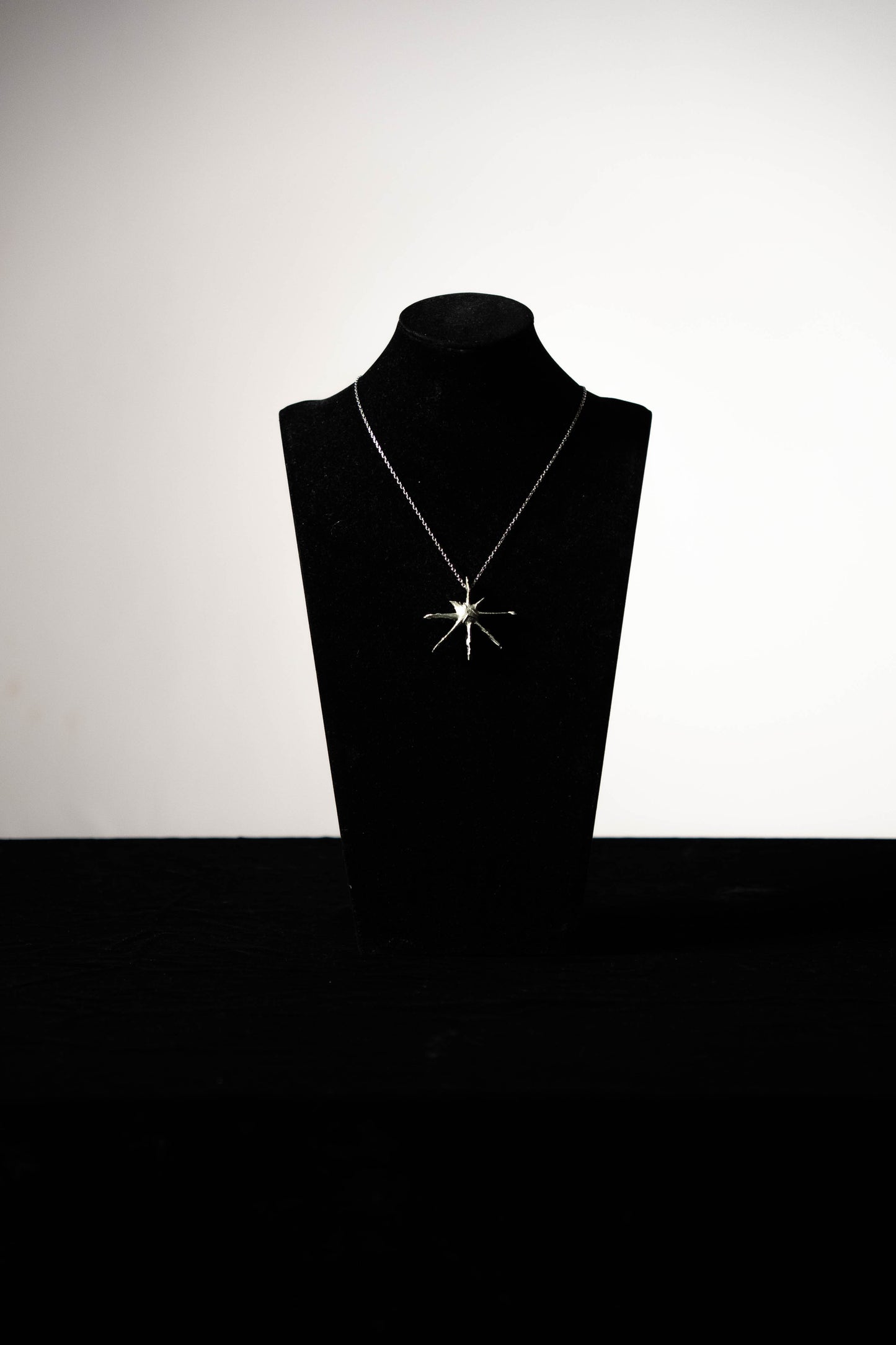 Collier pendentif soleil brut