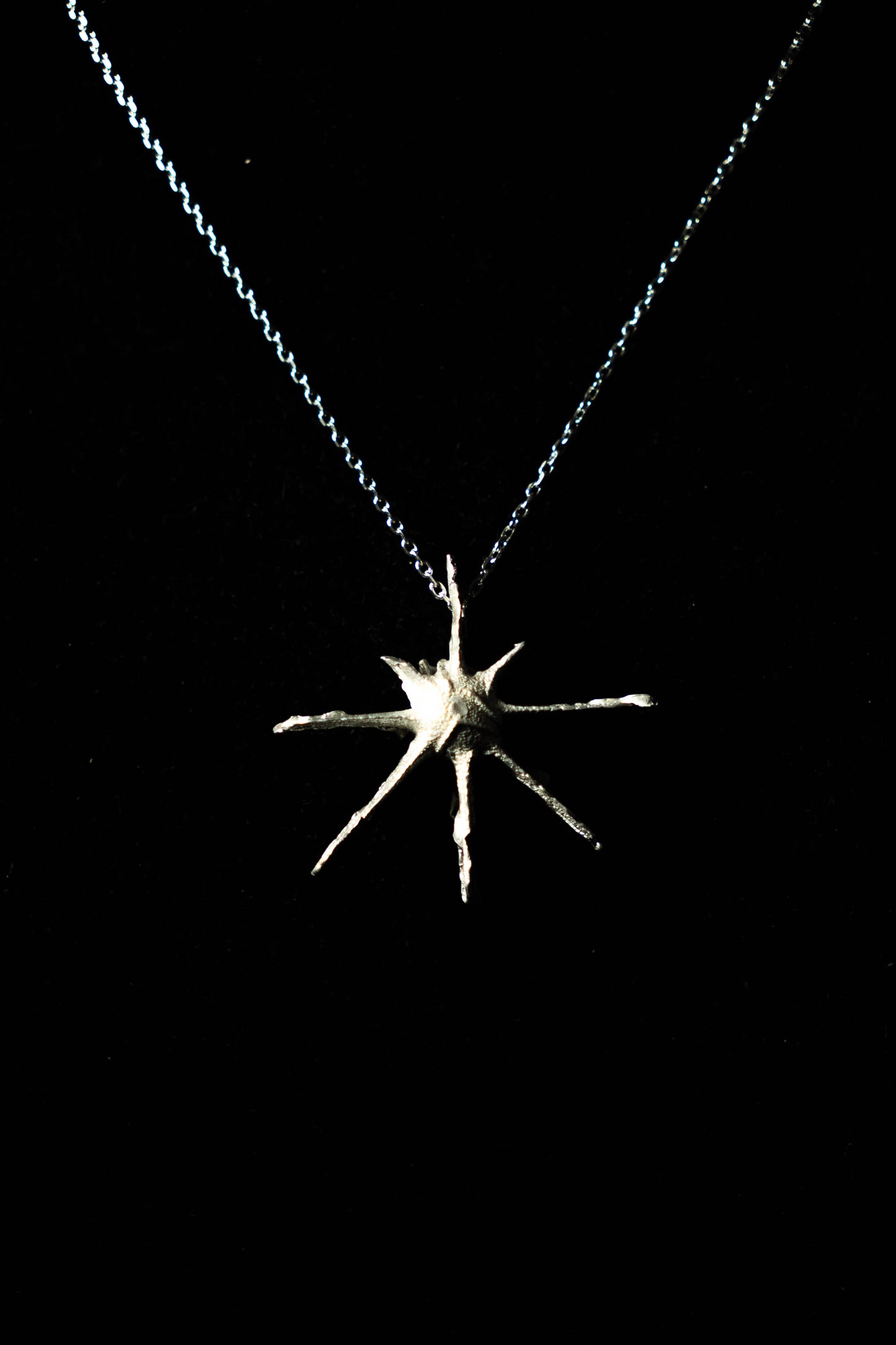 Collier pendentif soleil brut