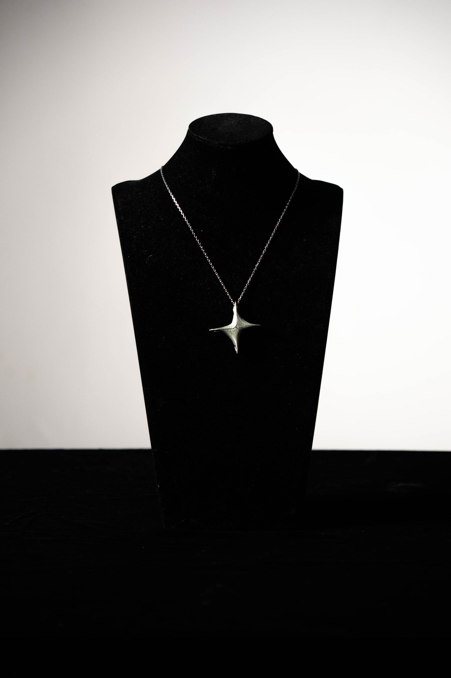 Collier pendentif étoile brut