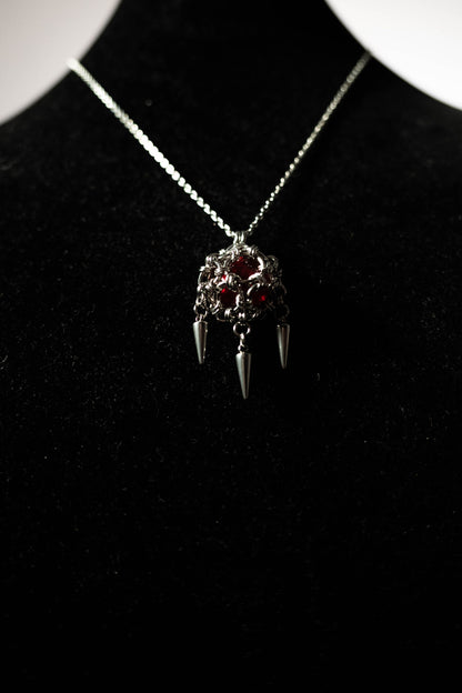 Collier Pendentif Perle pique rouge
