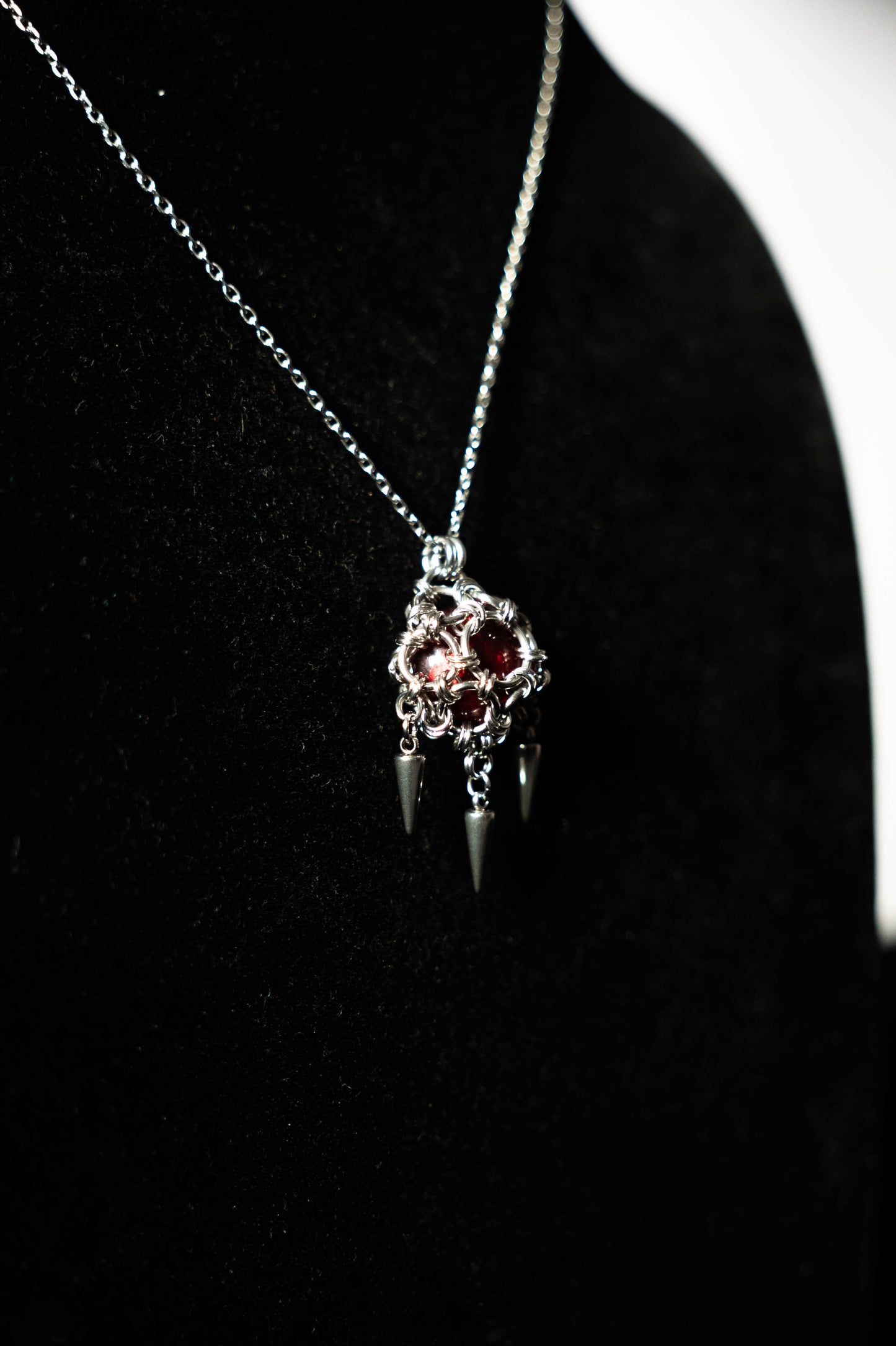 Collier Pendentif Perle pique rouge